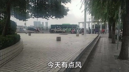 **05后女生跑外卖，坚韧担当养活全家**